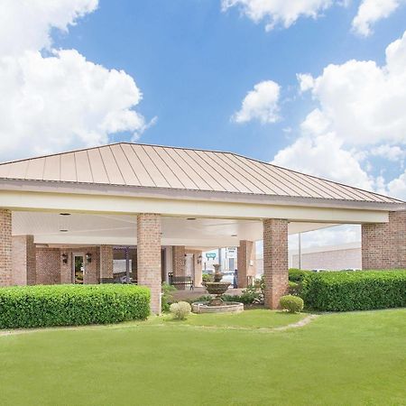 Baymont By Wyndham Paris Motel Bagian luar foto
