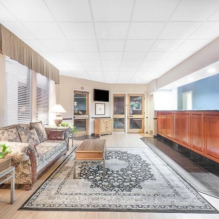 Baymont By Wyndham Paris Motel Bagian luar foto