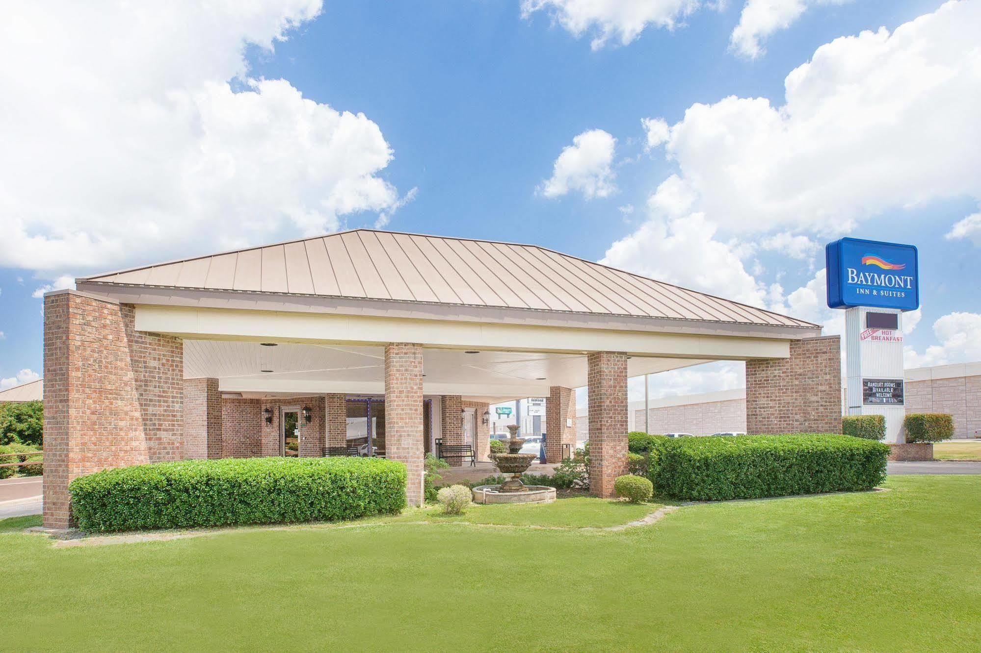 Baymont By Wyndham Paris Motel Bagian luar foto