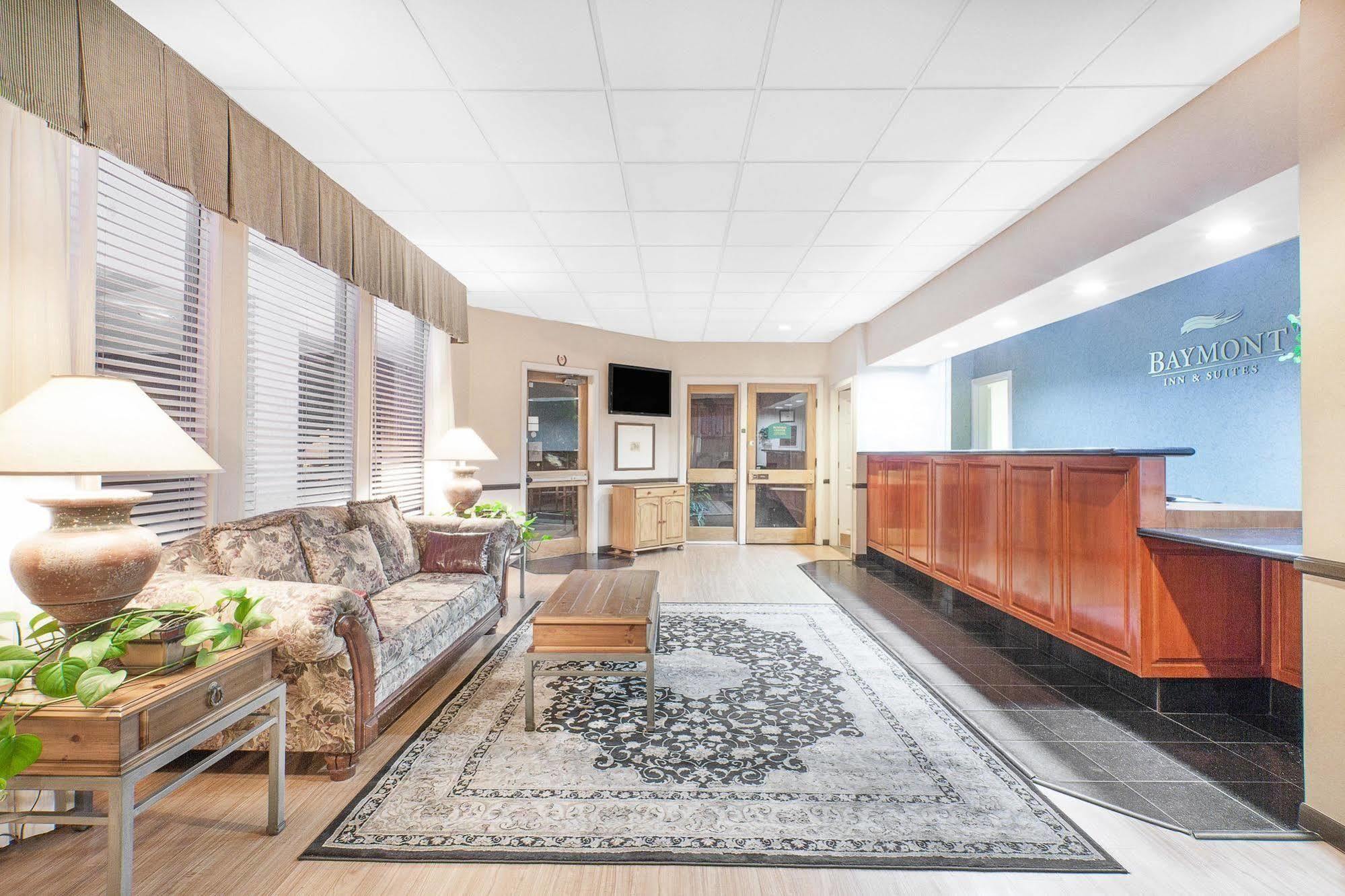 Baymont By Wyndham Paris Motel Bagian luar foto