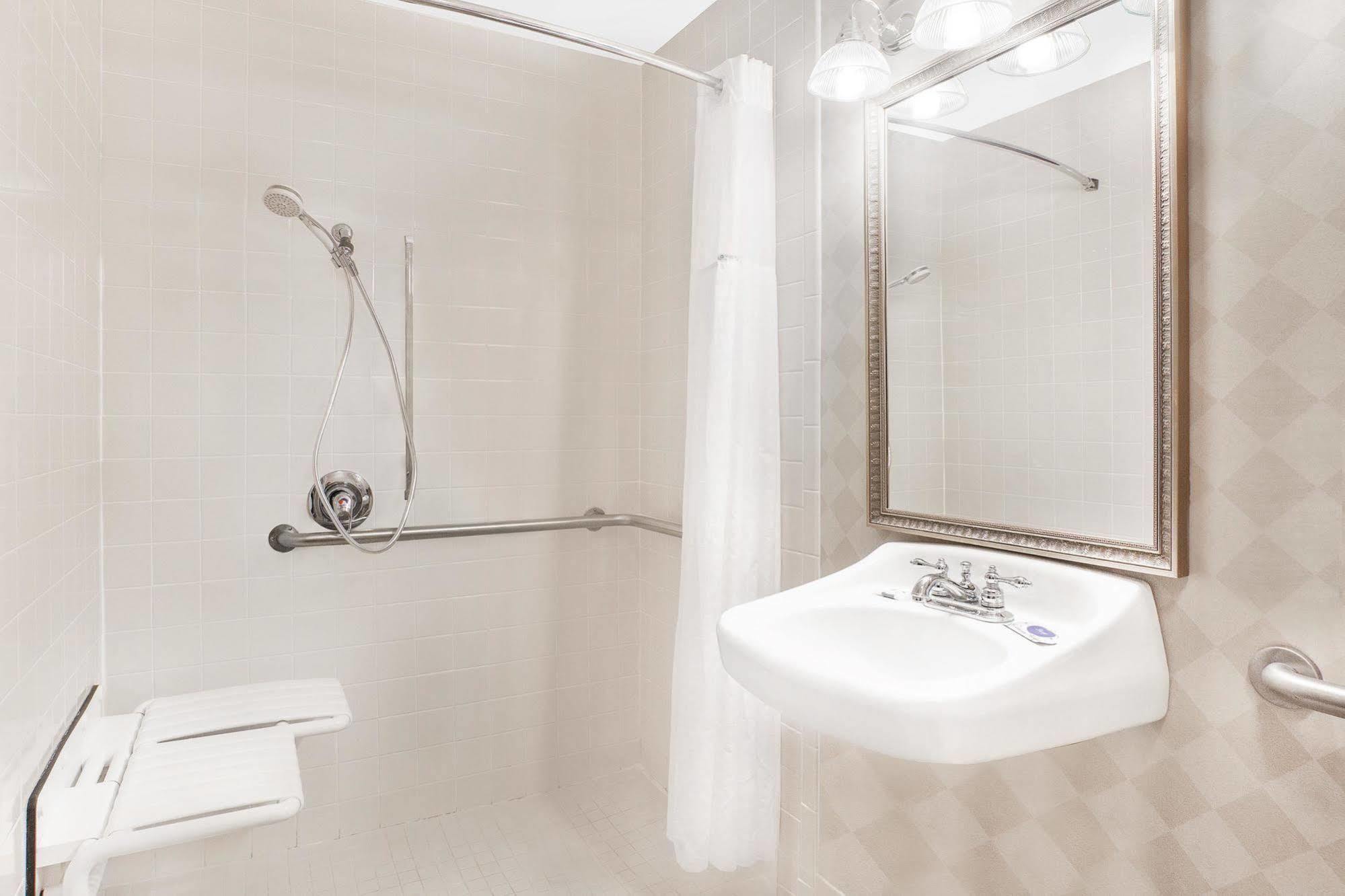 Baymont By Wyndham Paris Motel Bagian luar foto