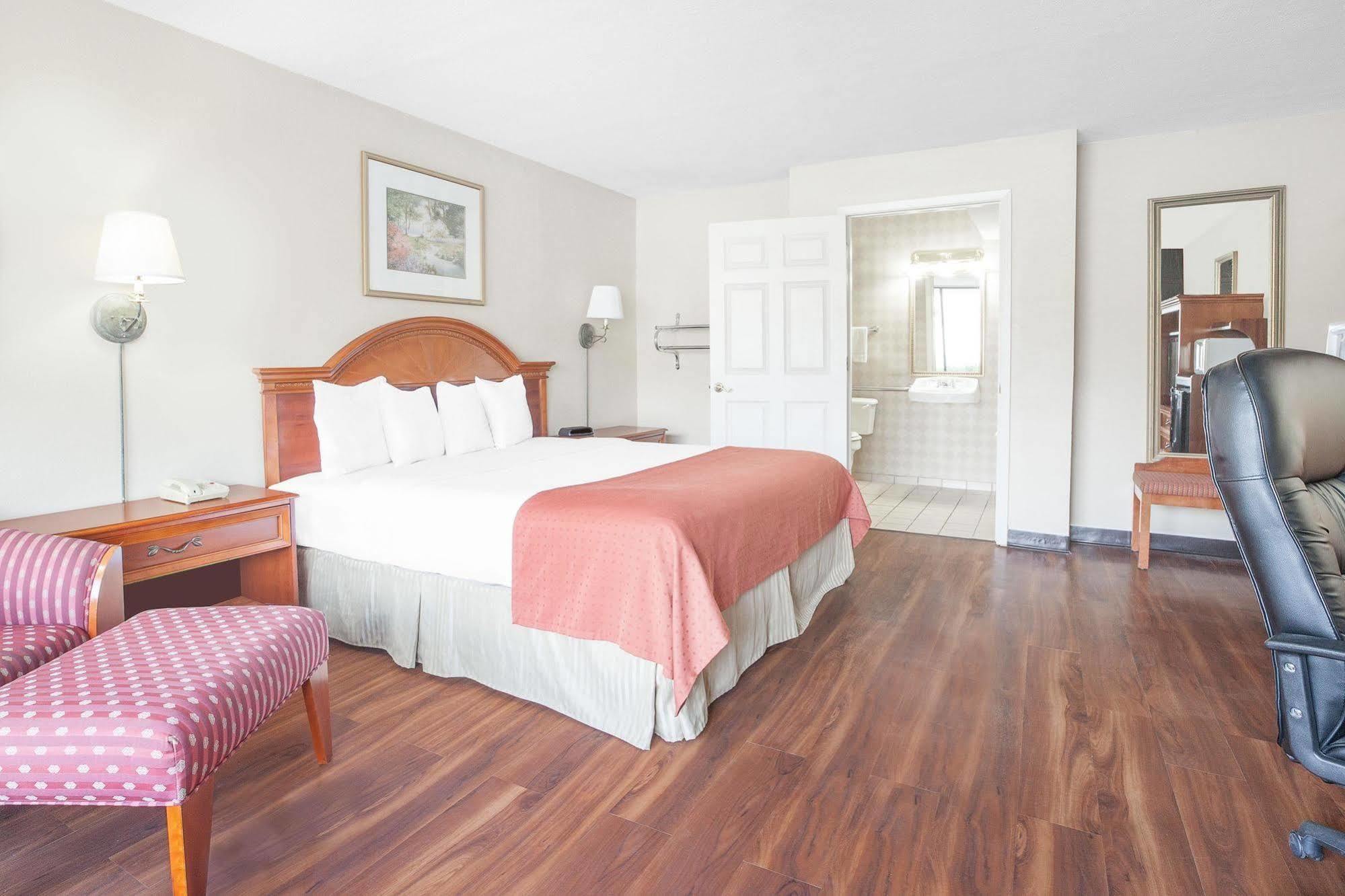 Baymont By Wyndham Paris Motel Bagian luar foto