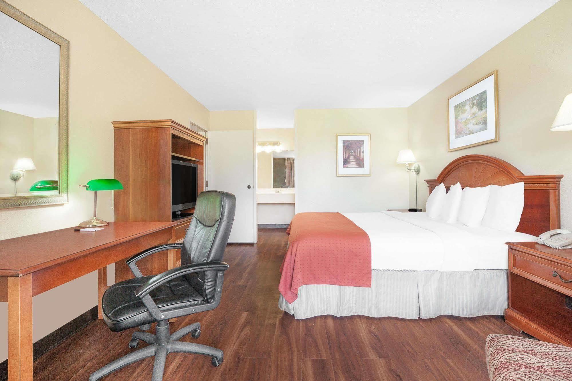 Baymont By Wyndham Paris Motel Bagian luar foto