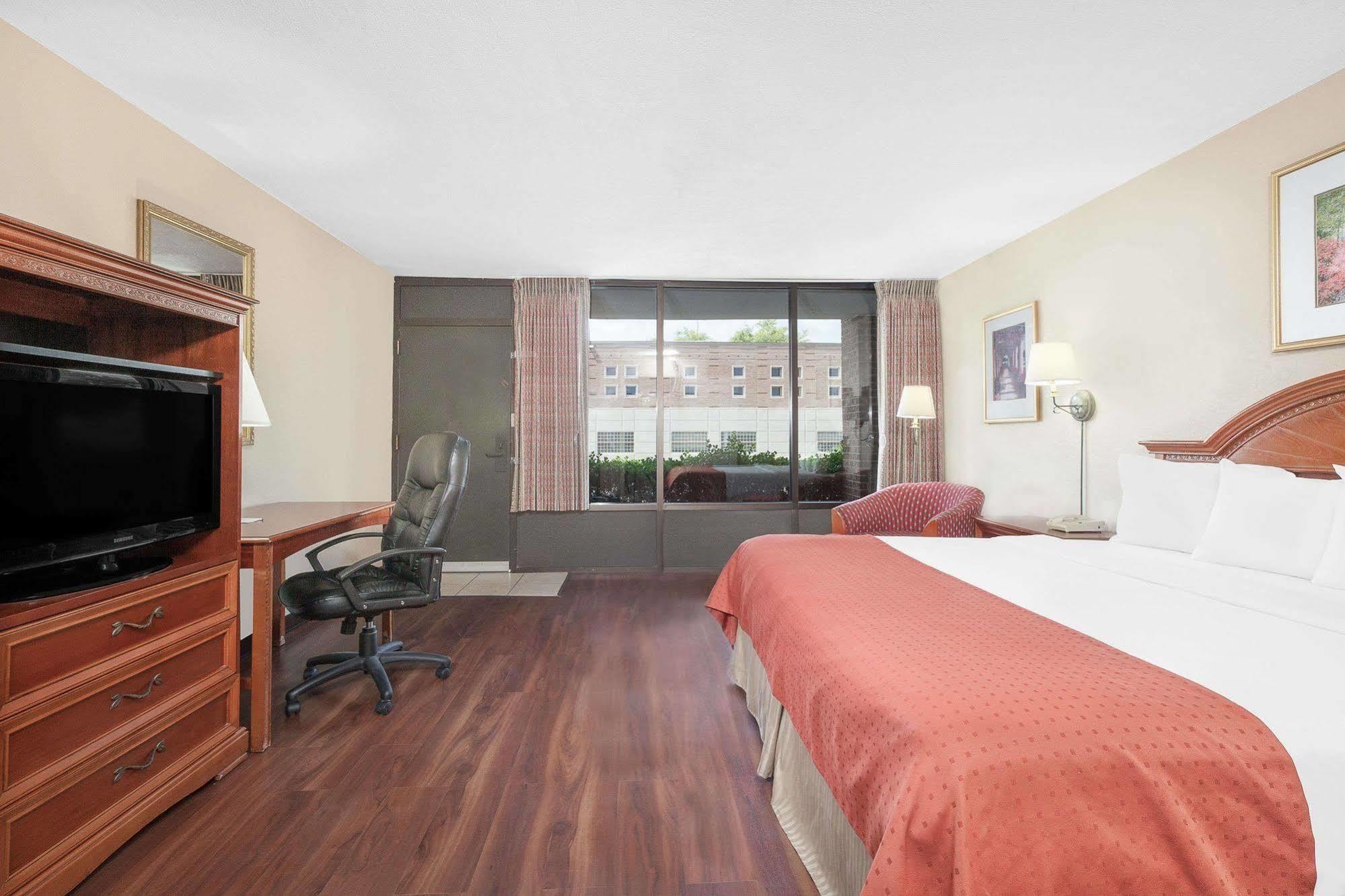Baymont By Wyndham Paris Motel Bagian luar foto