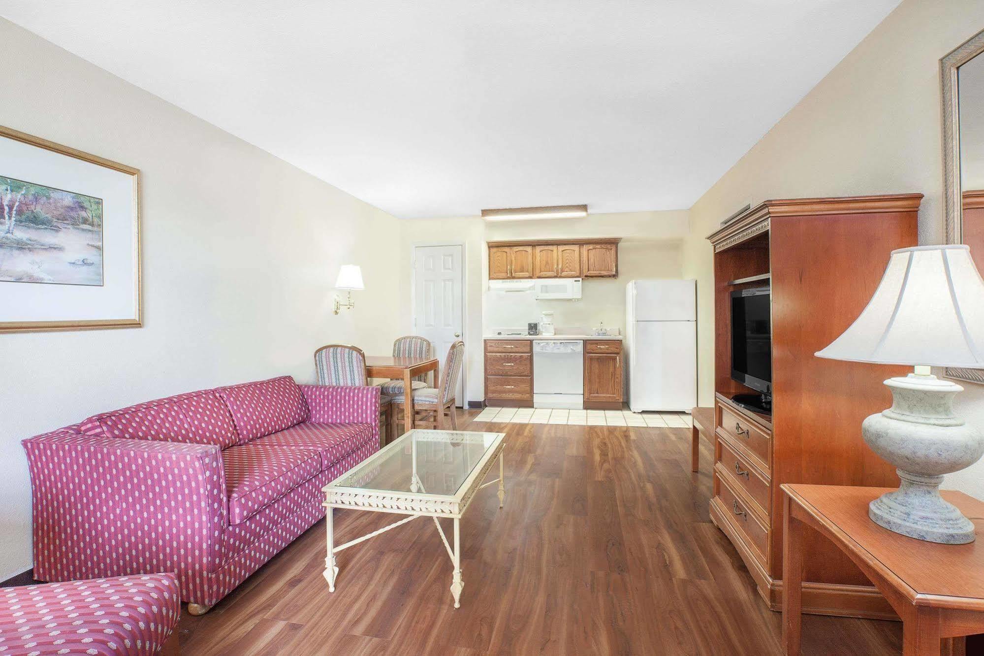 Baymont By Wyndham Paris Motel Bagian luar foto