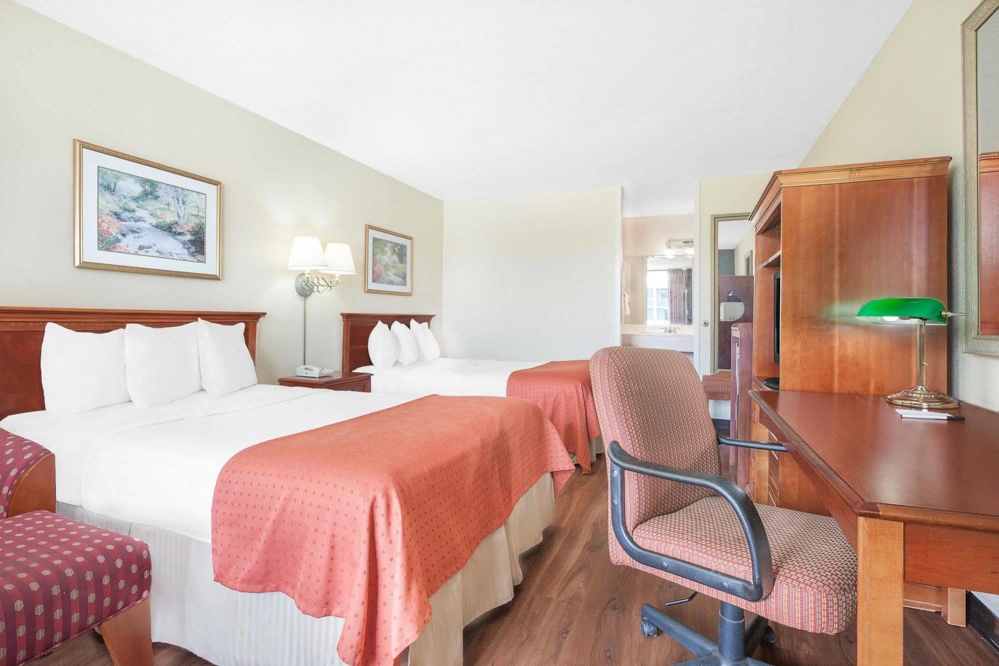 Baymont By Wyndham Paris Motel Bagian luar foto