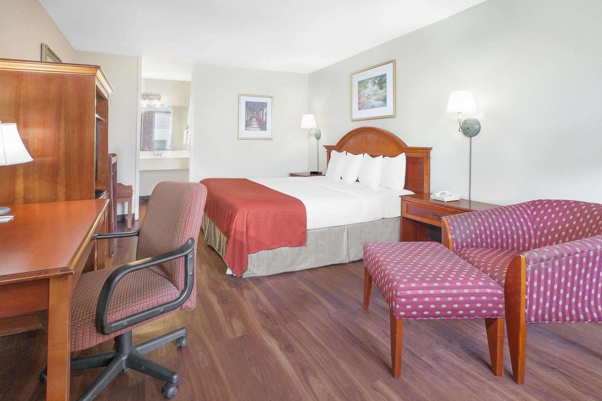 Baymont By Wyndham Paris Motel Bagian luar foto
