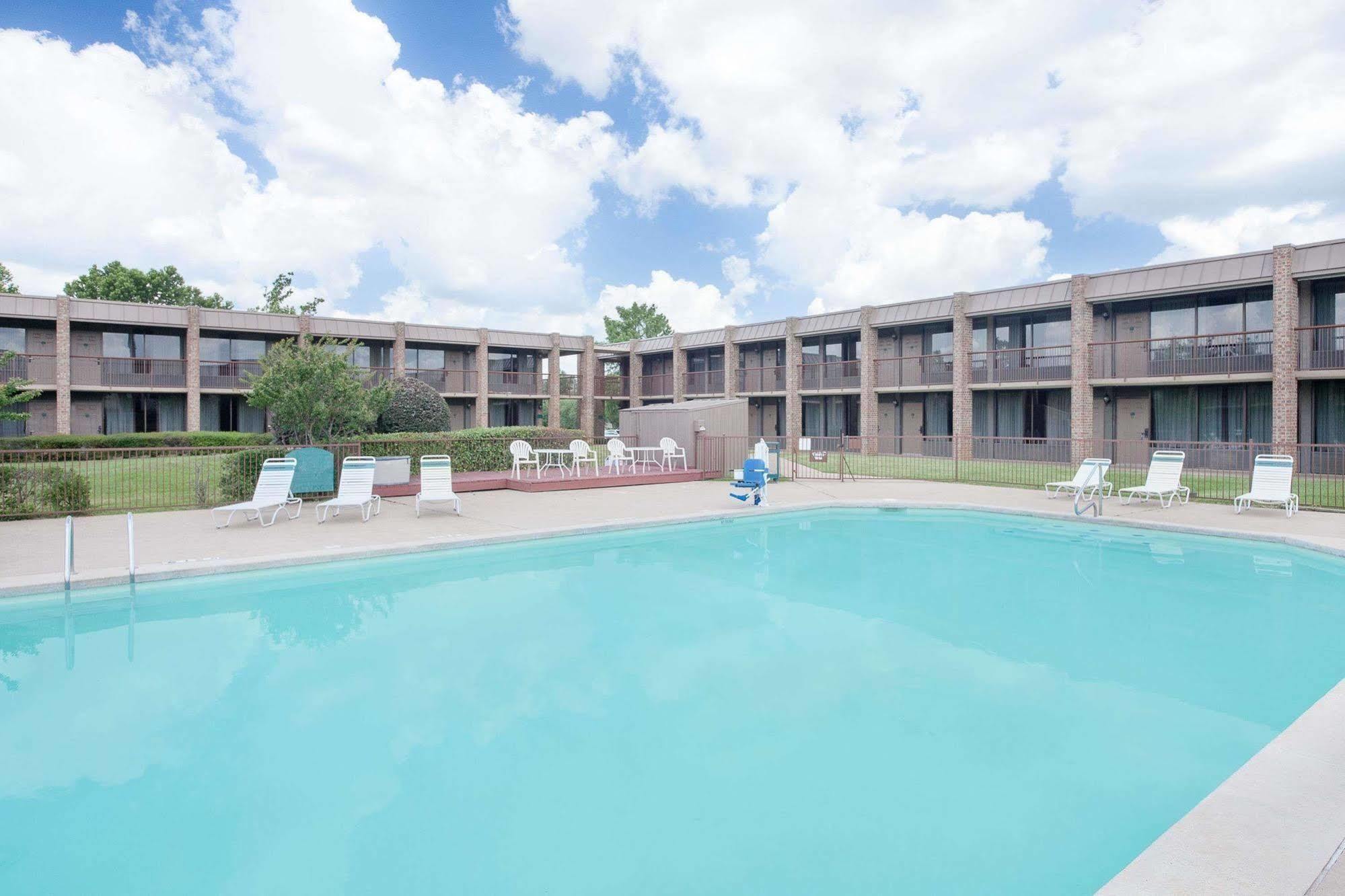 Baymont By Wyndham Paris Motel Bagian luar foto